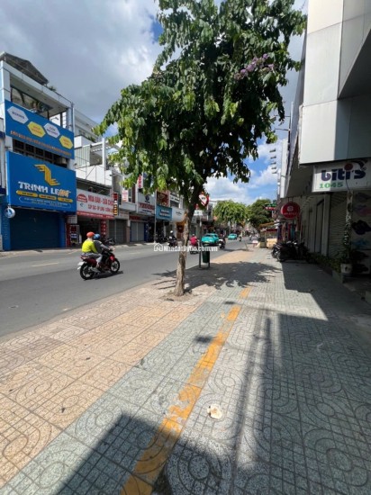 Bán nhà mặt tiền ngang 12m x 25m Cách Mạng Tháng Tám, không quá 90 tỷ